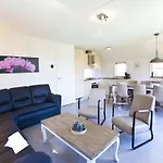 Luxury In With Parking *