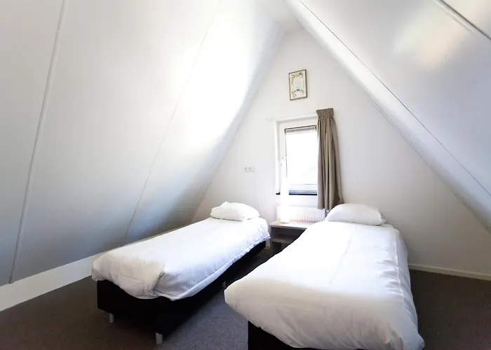 Luxury In With Parking Vila